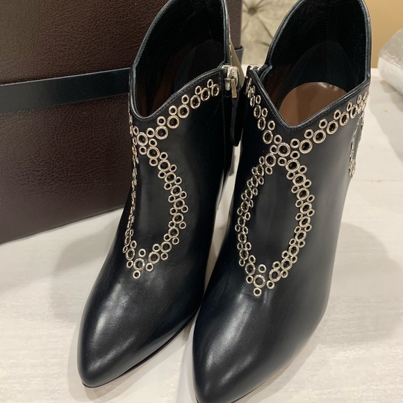 Alaia eyelets leather booties - Picture 2 of 10